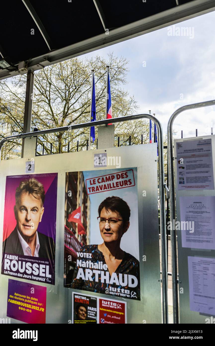 A polling station in the Brussels french embassy for the french election attract french people living in Saint-Josse to vote. Campaign posters | Des b Stock Photo