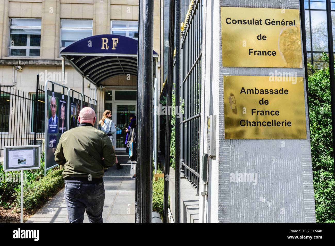A polling station in the Brussels french consulate for the french election attract french people living in Saint-Josse to vote. | Des bureaux de votes Stock Photo