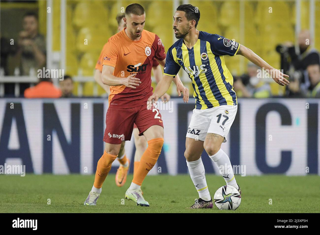 ISTANBUL - (lr) Berkan Kutlu of Galastaray, Irfan Kahveci of Fenerbahce during the Turkish Superliga match between Fenerbahce AS and Galatasaray AS at Ulker Fenerbahce Sukru Saracoglu Stadium on April 10, 2022 in Istanbul, Turkey. ANP | Dutch Height | Gerrit van Keulen Stock Photo