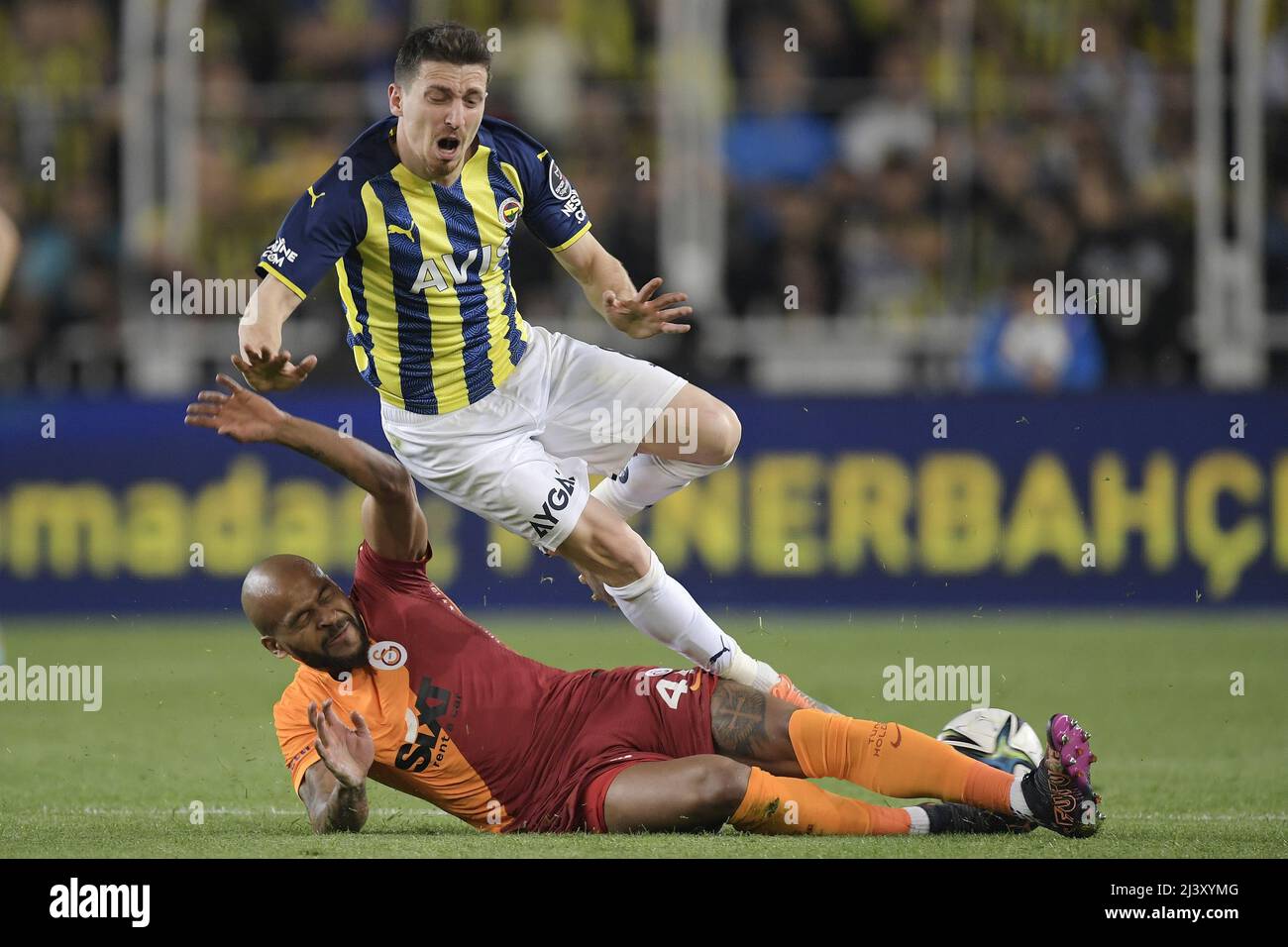 ISTANBUL - Mert Hakan Yandas of Fenerbahce, Ryan Babel of Galastaray during the Turkish Superliga match between Fenerbahce AS and Galatasaray AS at Ulker Fenerbahce Sukru Saracoglu Stadium on April 10, 2022 in Istanbul, Turkey. ANP | Dutch Height | Gerrit van Keulen Stock Photo