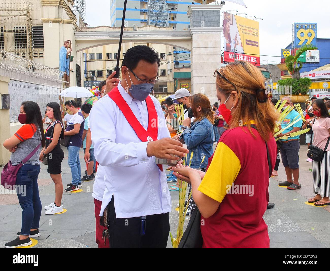 manila-philippines-10th-apr-2022-a-quiapo-church-lay-minister
