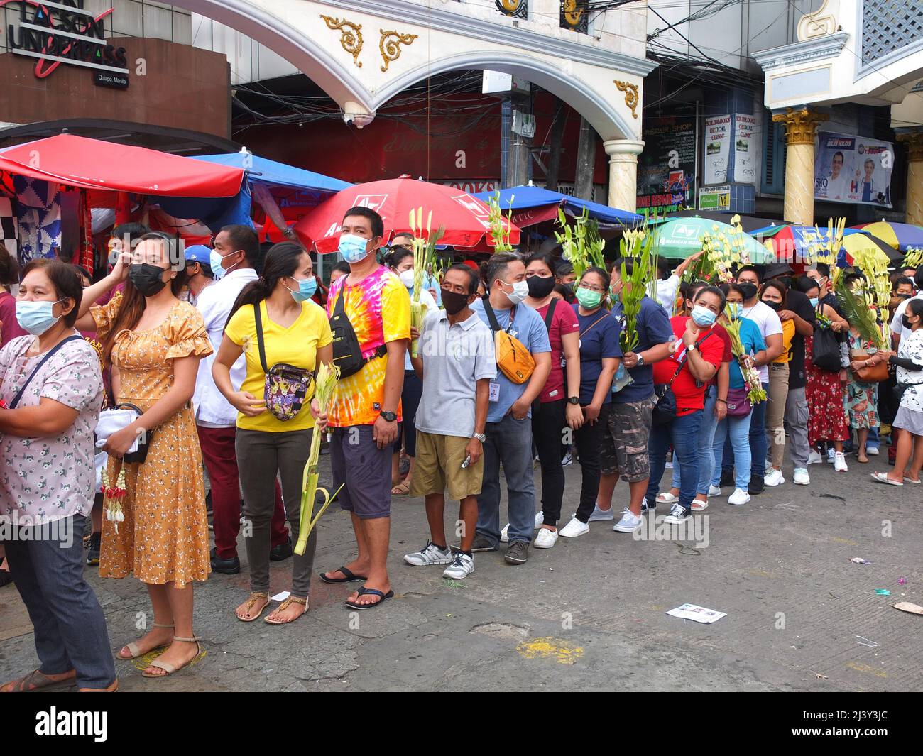 Manila, Philippines. 10th Apr, 2022. Devotees wait patiently along