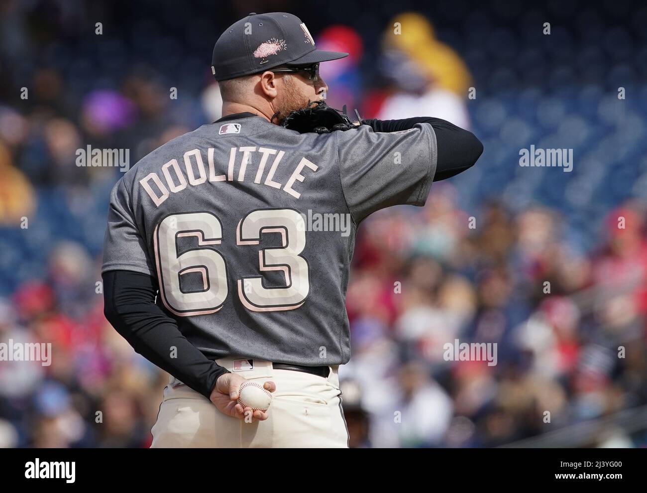 Washington Nationals pitcher Sean Doolittle celebrates their World Series  win with a lightsaber : r/StarWars