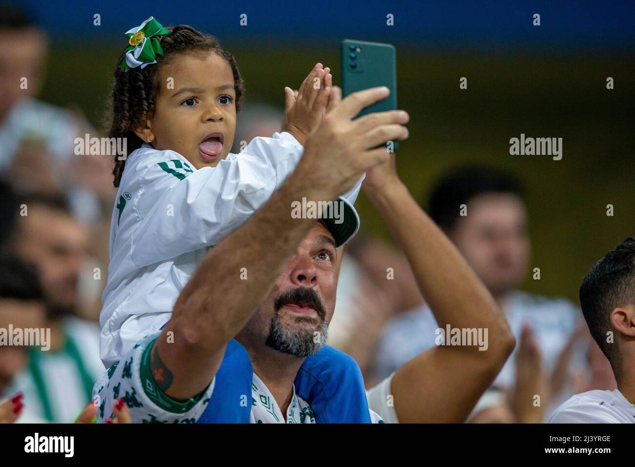 Banner de venda de verão online com smartphone e palmeiras