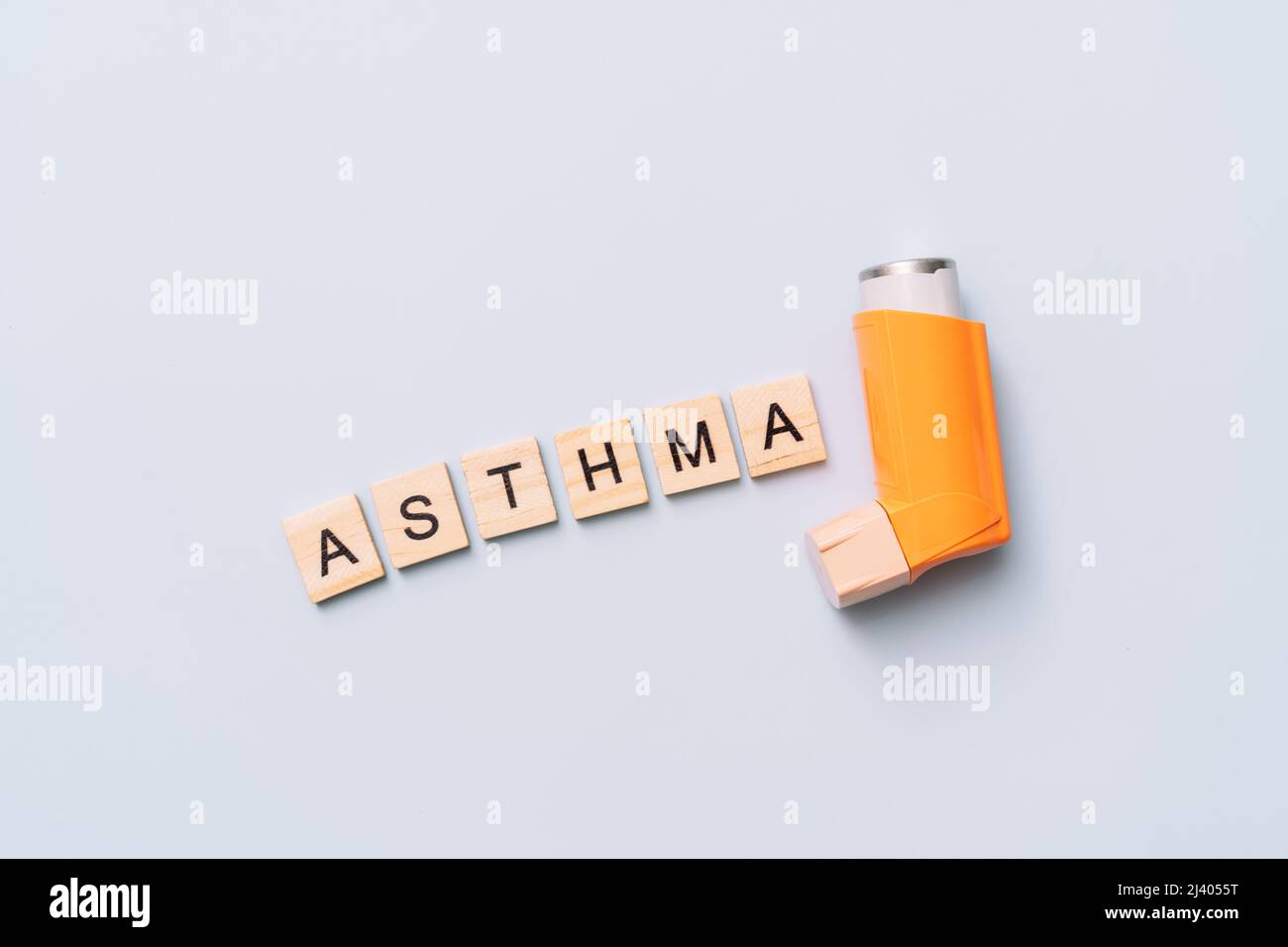 Inhalation balloon next to the word asthma Stock Photo