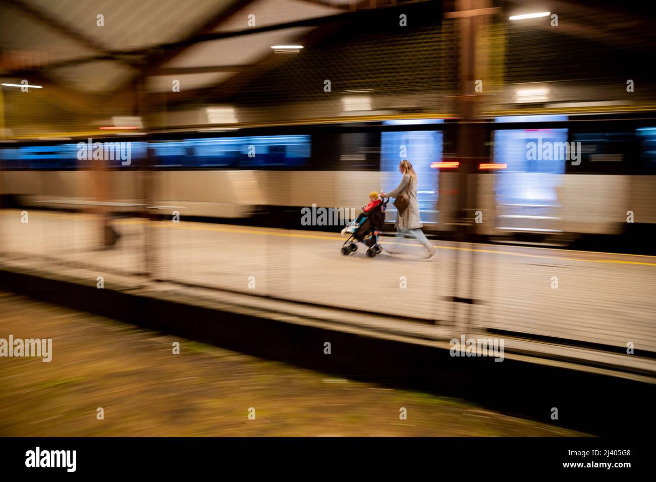 Przemysl, Poland. 10th Apr, 2022. A woman with a child walks to the train to the Ukrainian capital Kiev in the evening at the Polish train station Przemysl. (Wipe effect by pulling along) Credit: Christoph Soeder/dpa/Alamy Live News Stock Photo
