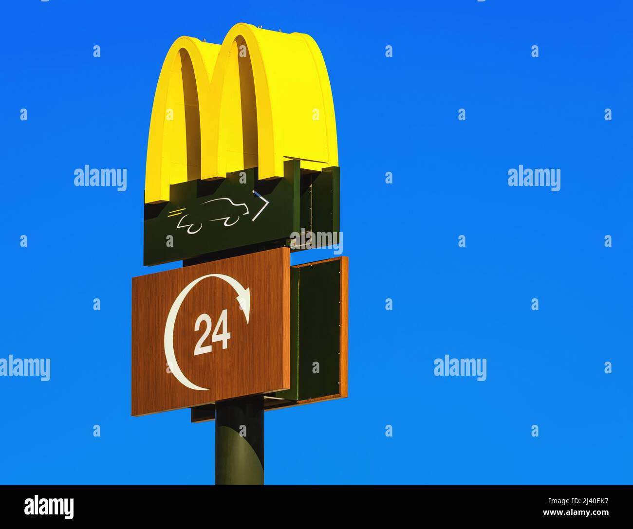 2021: street sign of the fastfood restaurant McDonalds, McAuto 24 hours Stock Photo