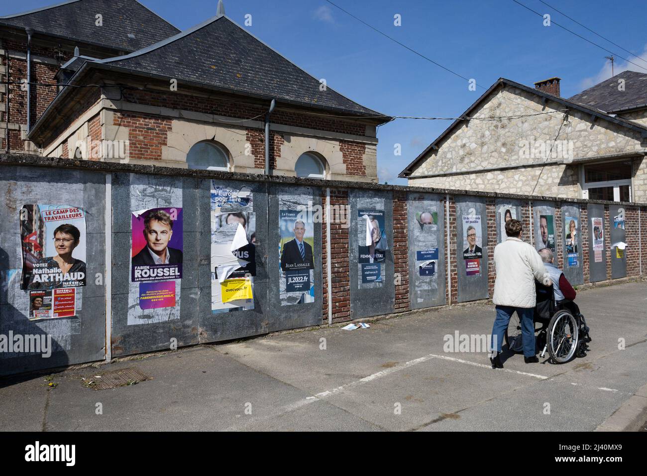 Two older people on their way to vote in the first round of the French Presidential Election in Dizy Le-Gros, France. 10th April 2022. Christine Noe/P Stock Photo