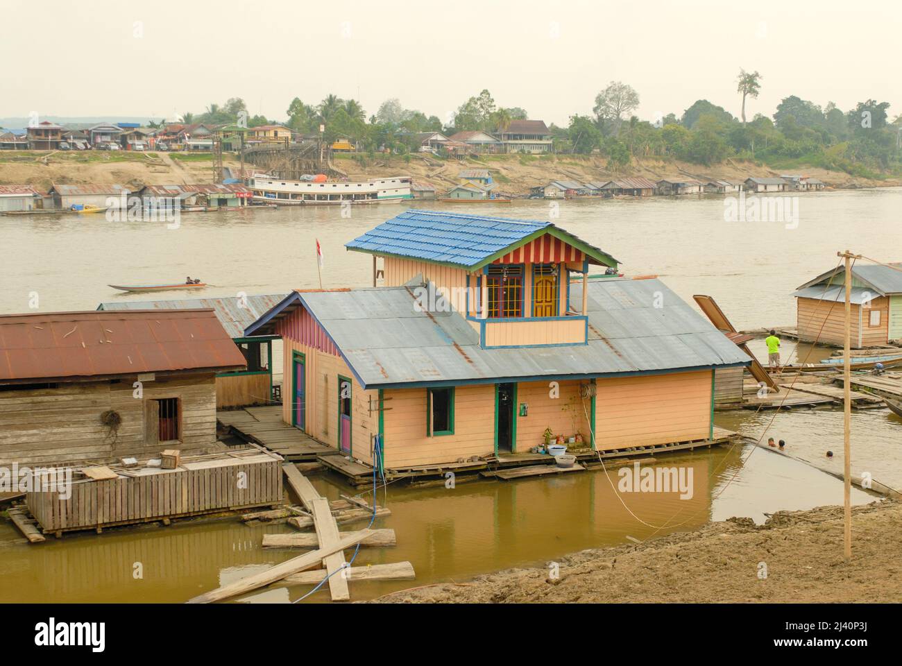 Floating houses on the Mahakam River during the dry season.  The river is the main trade and travel artery in this part of East Kalimantan. Stock Photo