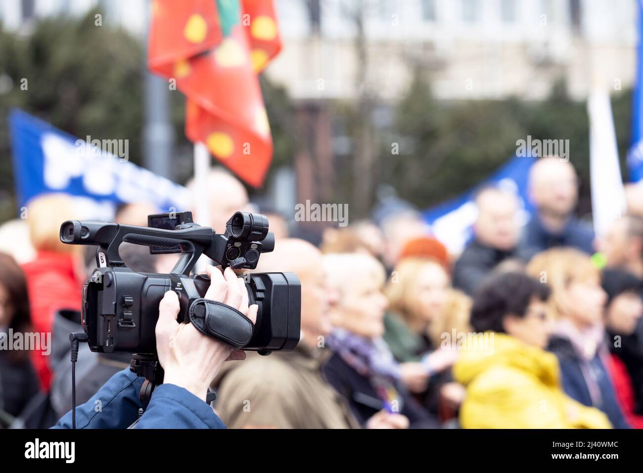 Person in focus in blurred crowd hi-res stock photography and images ...