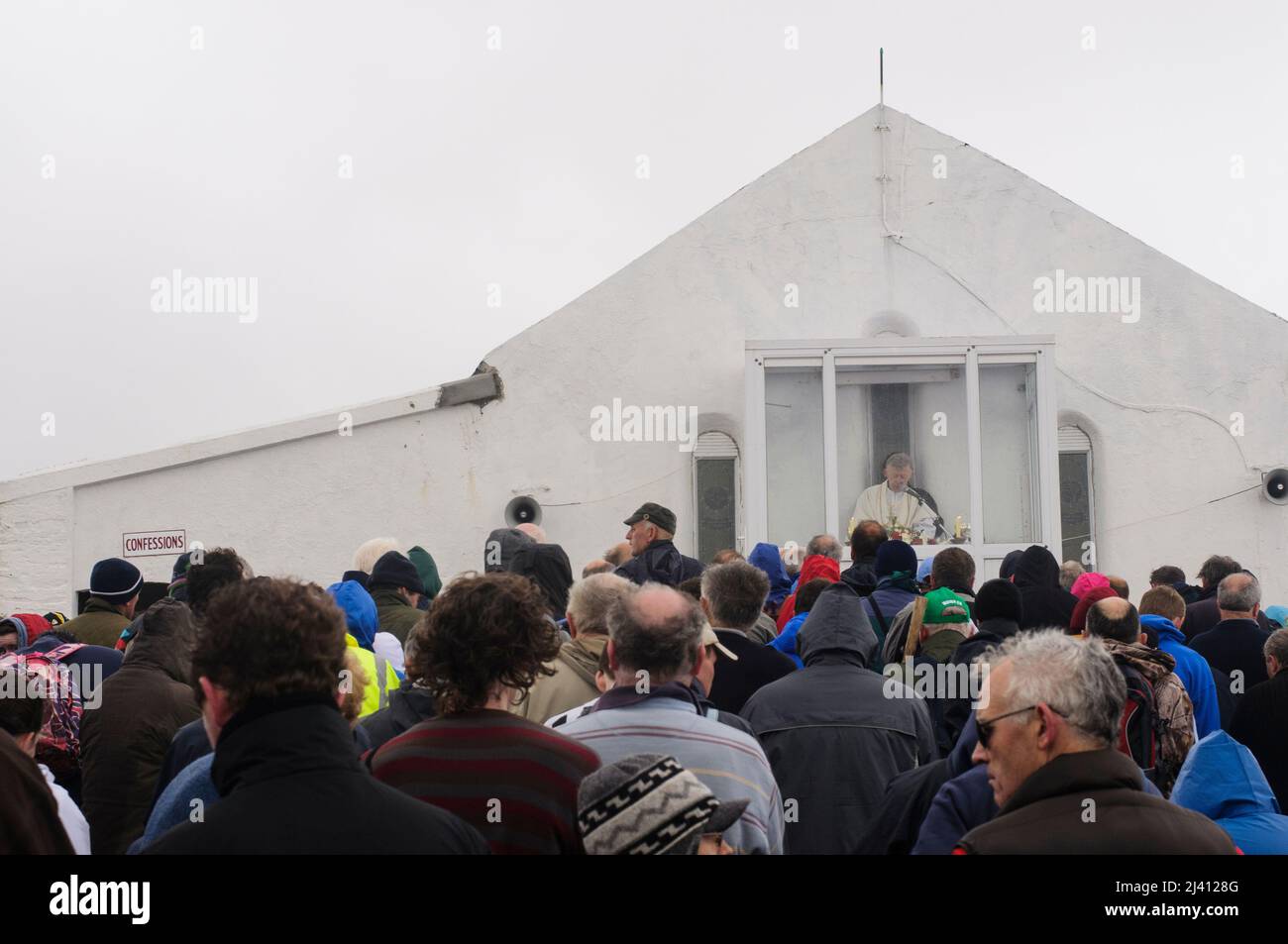 Croagh Patrick, County Mayo, Ireland. 26th July 2009.  Priest says mass for the gathered pilgrims at the top of Croagh Patrick mountain during the annual Reek Sunday pilgrimage. Stock Photo