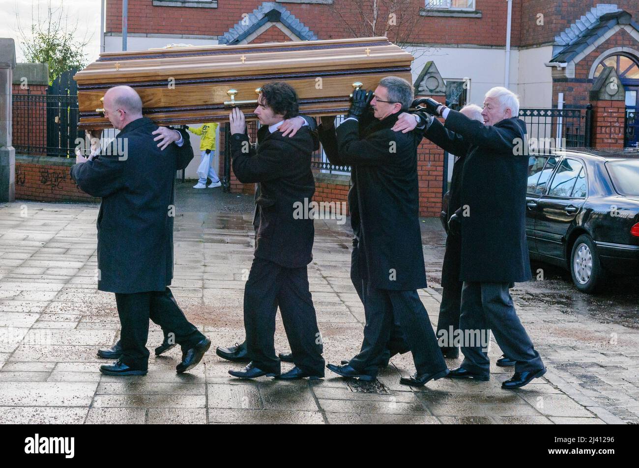 Belfast, Northern Ireland. 2nd January 2010. Pallbearers carry the coffin of Cardinal Cahal Daly into Saint Peter's Cathedral. Stock Photo