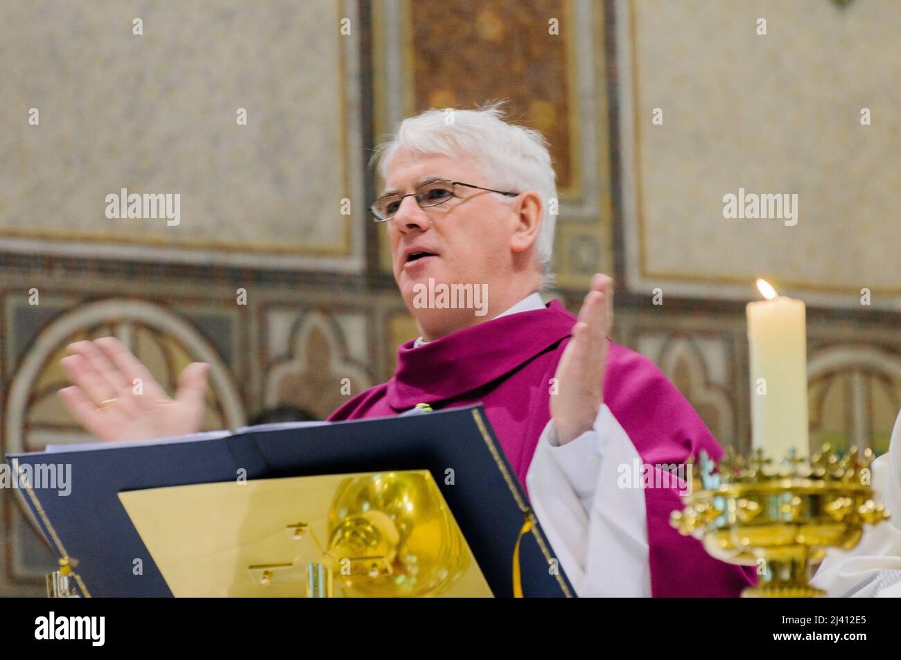 Belfast, Northern Ireland. 2nd January 2010. Bishop Noel Treanor says requiem mass for Cardinal Cahal Daly at Saint Peter's Cathedral. Stock Photo