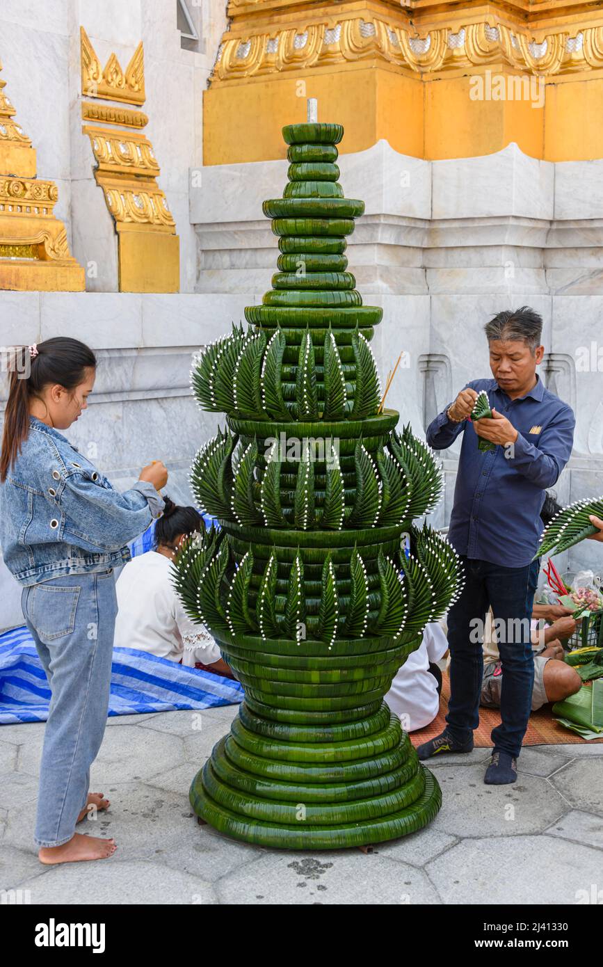 Wat Songkhram, Bangkok, Thailand. 23rd January 2020.  People prepare an intricate decoration made from leaves for Tet Chinese New Year Lunar New Year Stock Photo