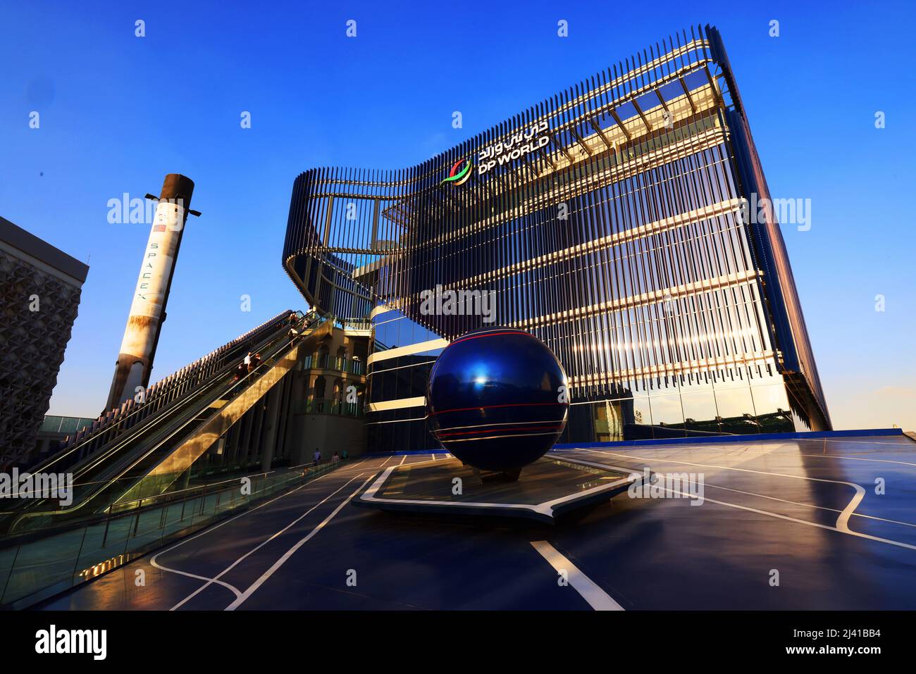 Transport, Zukunft, Dubai Expo, Weltausstellung, Architektur, der Pavillon von DP World  eine Konstruktion  der modernen Architektur mit Rolltreppe Stock Photo