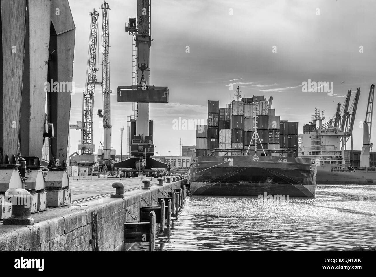 MONTEVIDEO, URUGUAY, DECEMBER 8, 2017; Tower crane downloading containers from a boat in the moorning at Montevideo harbor. Stock Photo