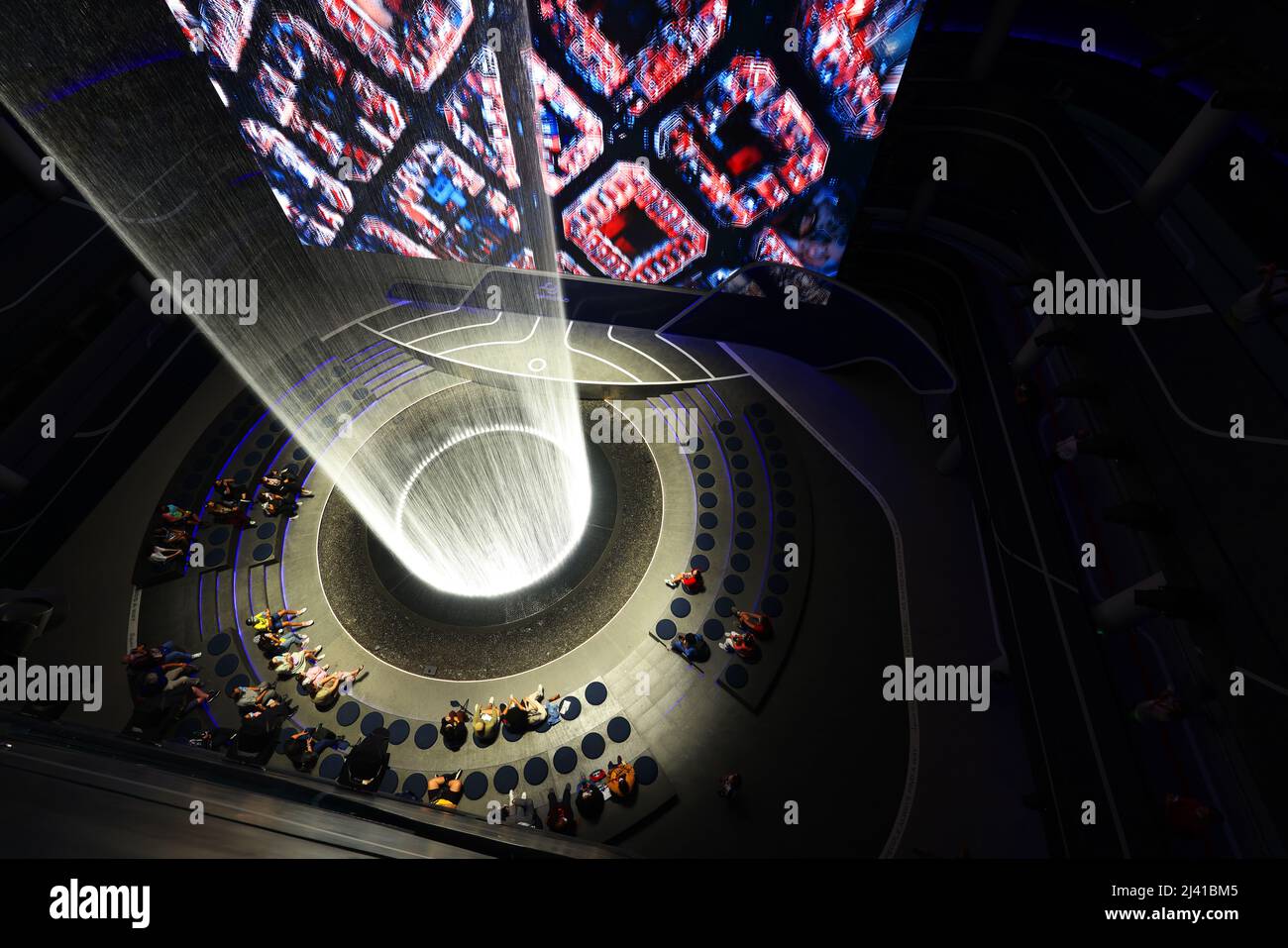 Dubai Expo, Moderne Architektur, Transport, Logistik, Zukunft, , Weltausstellung,  der Pavillon von DP World  mit gigantischen digitalen Wasserfall Stock Photo