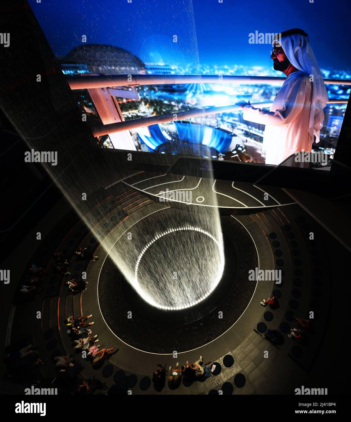 Dubai Expo, Moderne Architektur, Transport, Logistik, Zukunft, , Weltausstellung,  der Pavillon von DP World  mit gigantischen digitalen Wasserfall Stock Photo