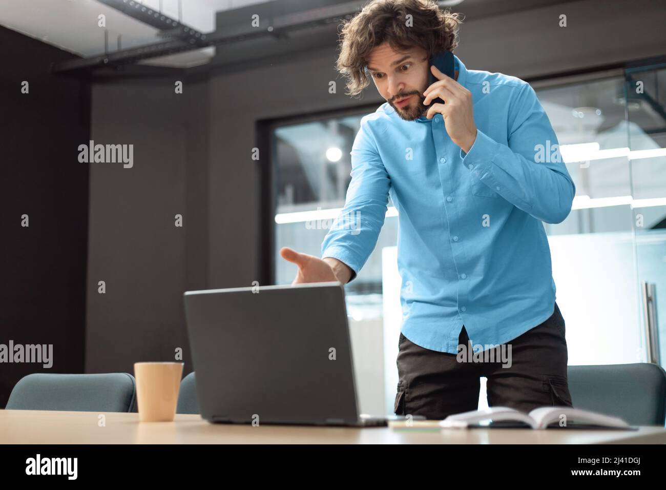 Annoyed man and mobile phone hi-res stock photography and images - Alamy