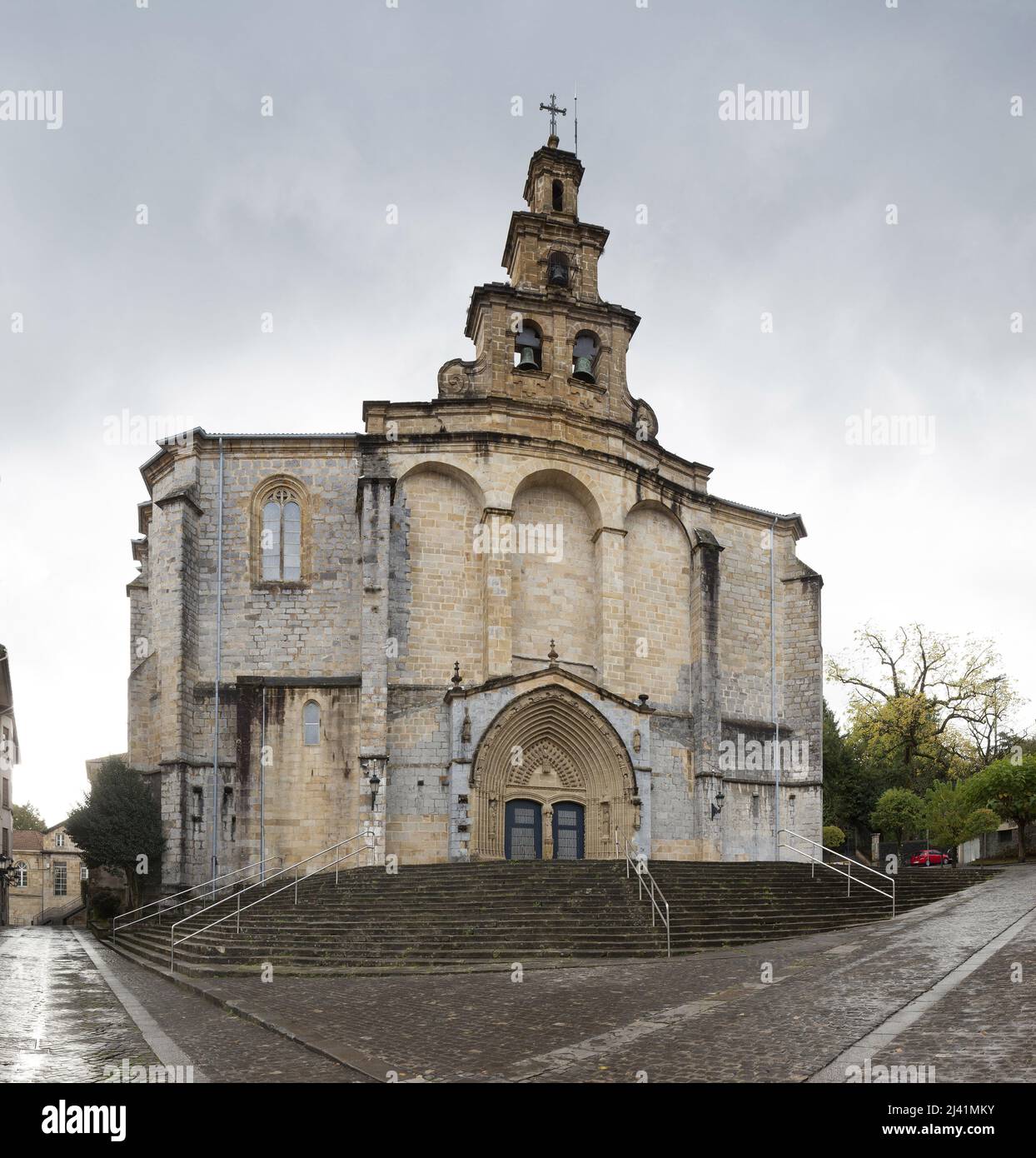 Facade de l’eglise Santa Maria a Guernica, construite au 16eme siecle dans les styles gothique et renaissance, architecture religieuse du pays basque espagnole.  Guernica, Biscaye, Espagne. Stock Photo