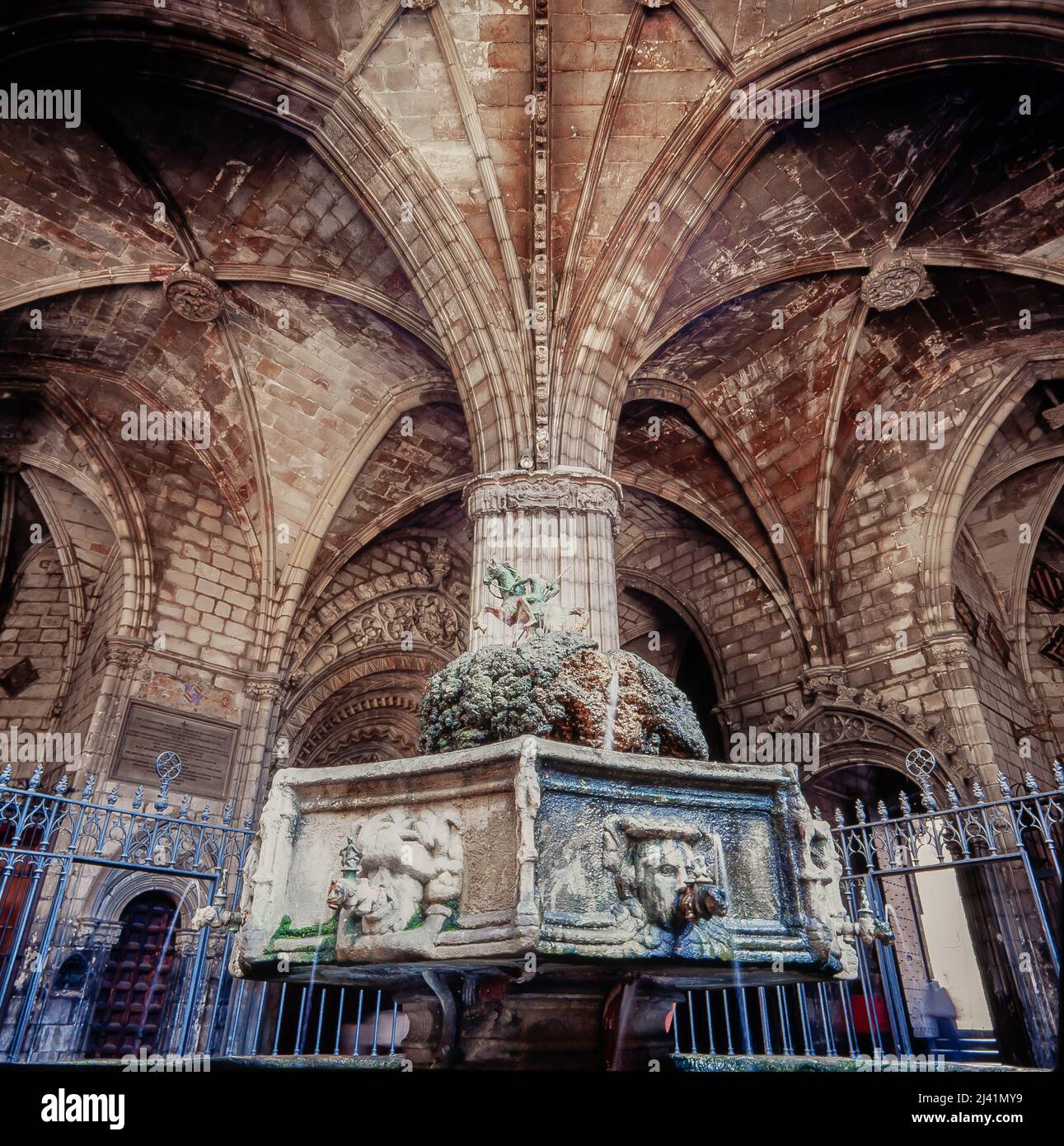 Fuente en el claustro de la Catedral de Barcelona, siglos XIV/XV Stock ...