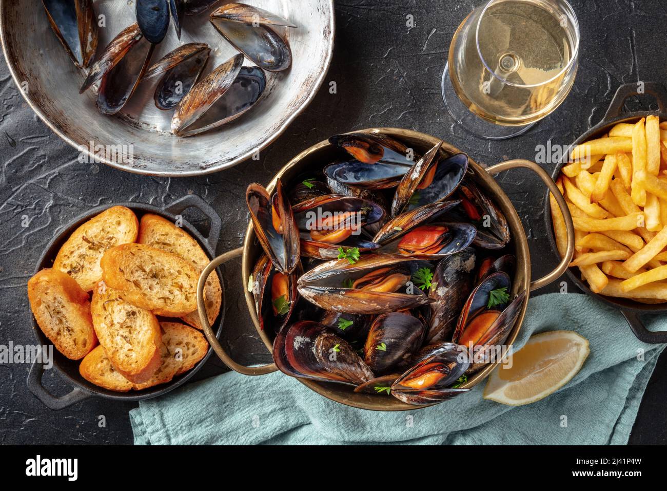 Belgian mussels with French fries and toasted bread, with white wine