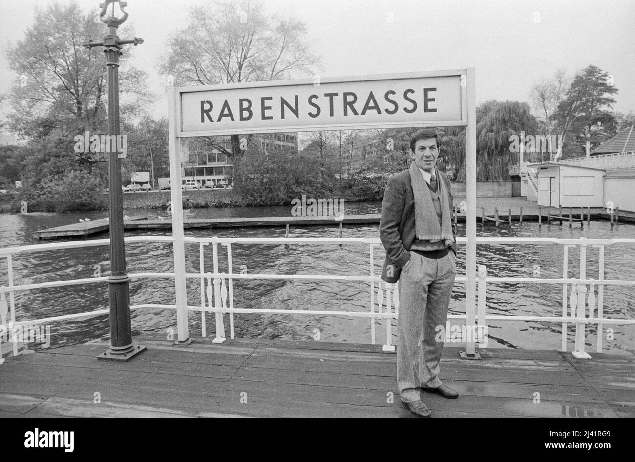 Leonard Nimoy, bekannt als 'Mr. Spock' aus der SciFi-Fernsehserie 'Raumschiff Enterprise', bei einem Besuch in Hamburg an der Alten Rabenstrasse, Deutschland um 1989. Stock Photo