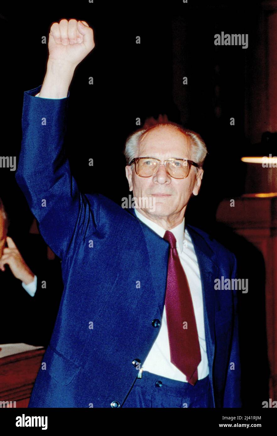 Erich Honecker, ehemaliger Generalsekretär des Zentralkomitees der SED und Staatsratsvorsitzender der DDR, mit erhobener Faust auf dem Weg zu seinem Prozess vor dem Landgericht in Berlin, Deutschland 1992. Stock Photo