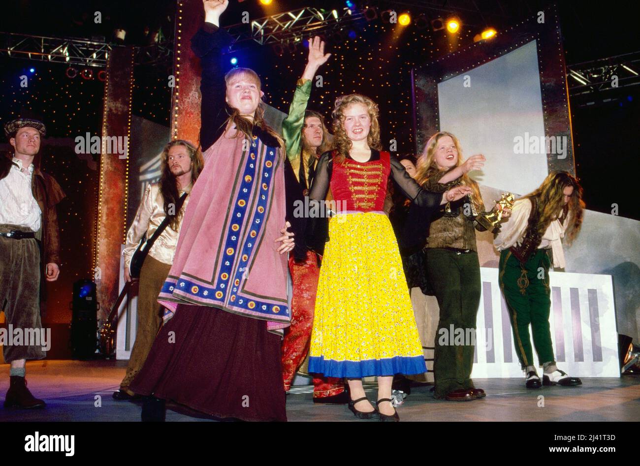 Michael Patrick, Joey, Maite, Barby, Angelo und  Kathy Ann von der Musikgruppe The Kelly Family bedanken sich beim Publikum nach einem Auftritt, Deutschland um 1999. Stock Photo