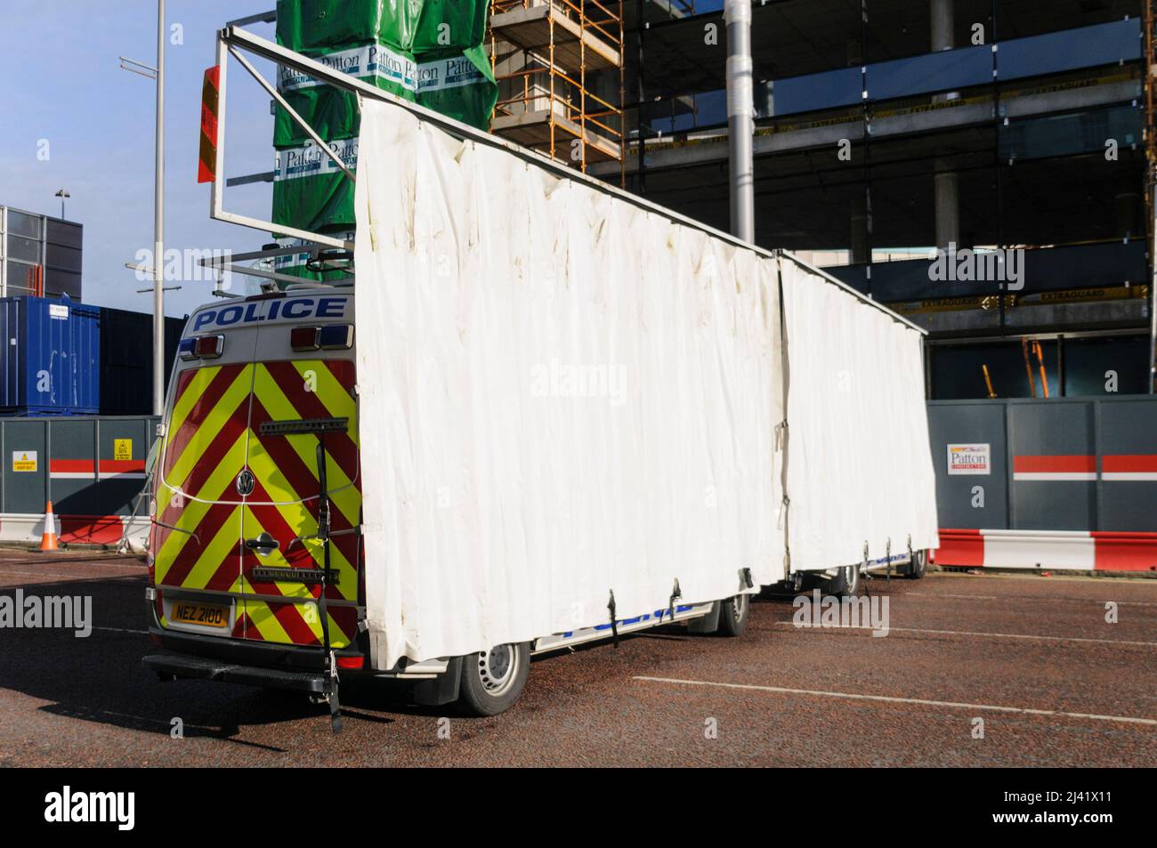Belfast, Northern Ireland.  2nd November 2008.  Police Service of Northern Ireland (PSNI) erect temporary mobile screens on the side of police vans to hide a parade by the Royal Irish Regiment from people in the Nationalist Markets area. Stock Photo