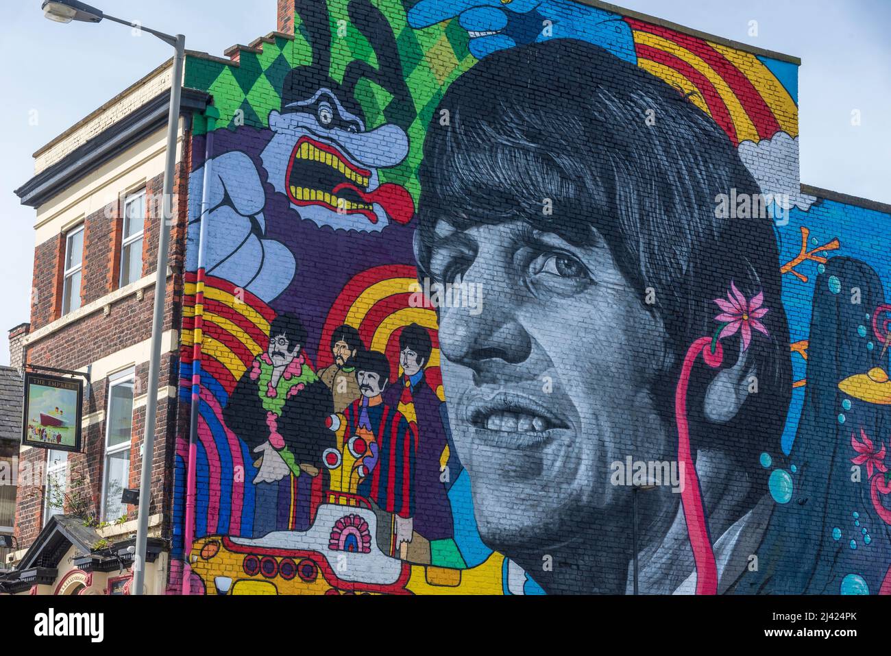 A giant mural of Ringo Starr of the Beatles, painted by Liverpool artist John Culshaw  on the gable end of the Empress Pub on High Park Street in Toxt Stock Photo