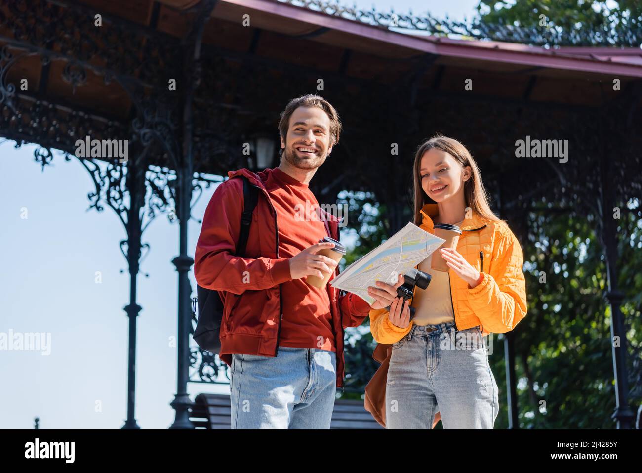 Happy couple tourists map hi-res stock photography and images - Alamy