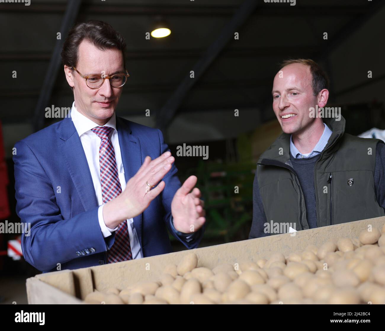Willich, Germany. 11th Apr, 2022. Hendrik Wüst (l, CDU), Minister President  of North Rhine-Westphalia, looks at the potato harvest with farmer Christian  Meyer on his farm. Wüst visited the direct marketer Kartoffel-