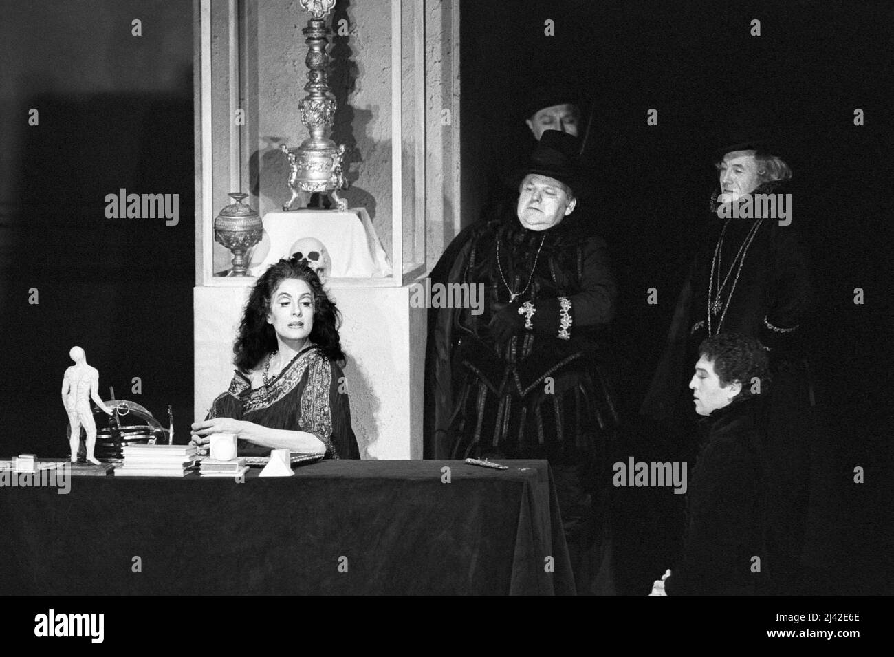 l-r: Eleanor Bron (The Duchess of Malfi), Roy Kinnear (Castruchio), Peter Needham (Forobosco) in THE DUCHESS OF MALFI by John Webster at the Lyttelton Theatre, National Theatre (NT), London SE1 04/07/1985  design and direction: Philip Prowse  lighting: Gerry Jenkinson Stock Photo