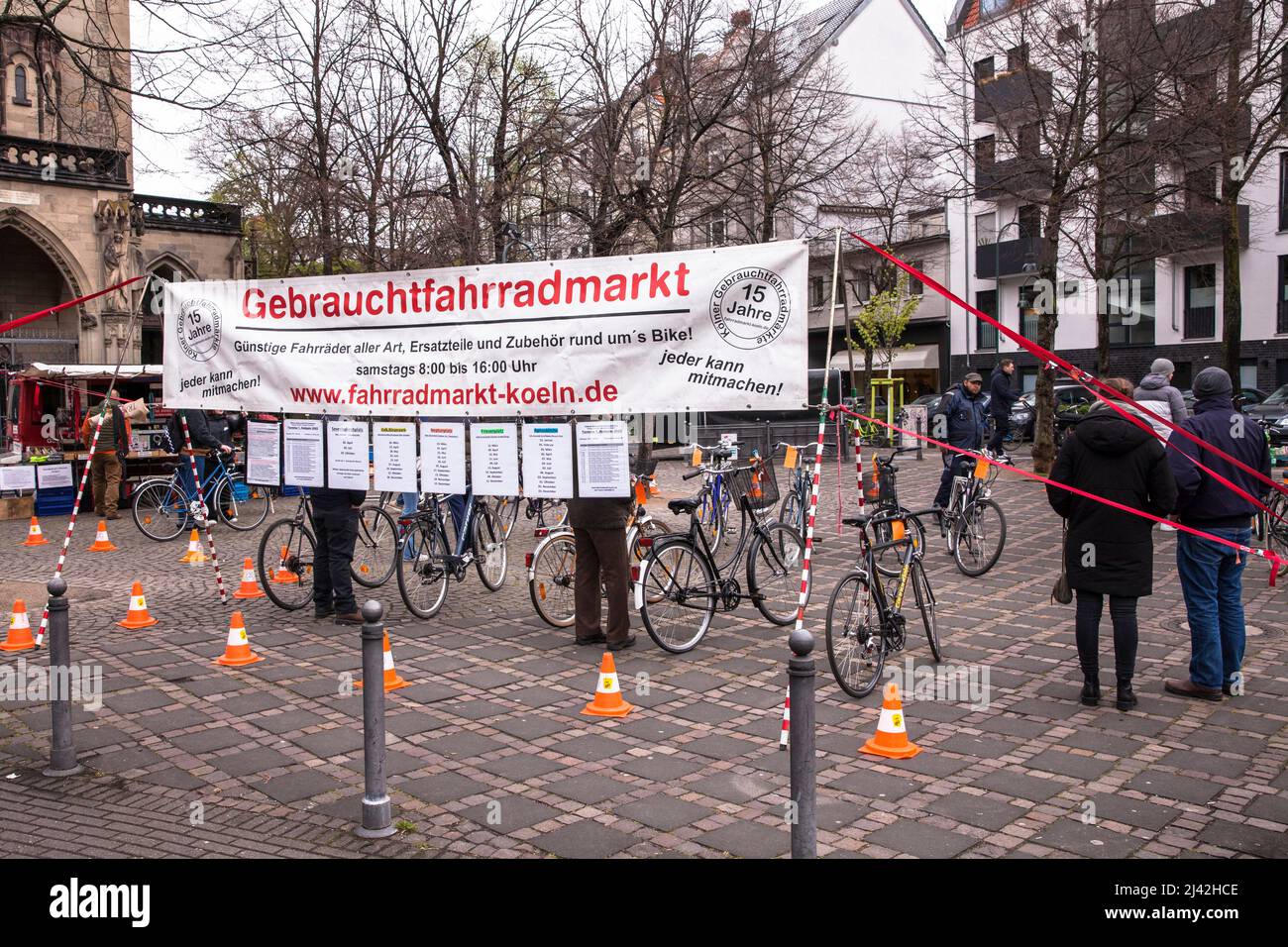 Fahrrad-Rad Mit Orange Rückstrahler, Flachen DOF. Lizenzfreie Fotos, Bilder  und Stock Fotografie. Image 3303896.