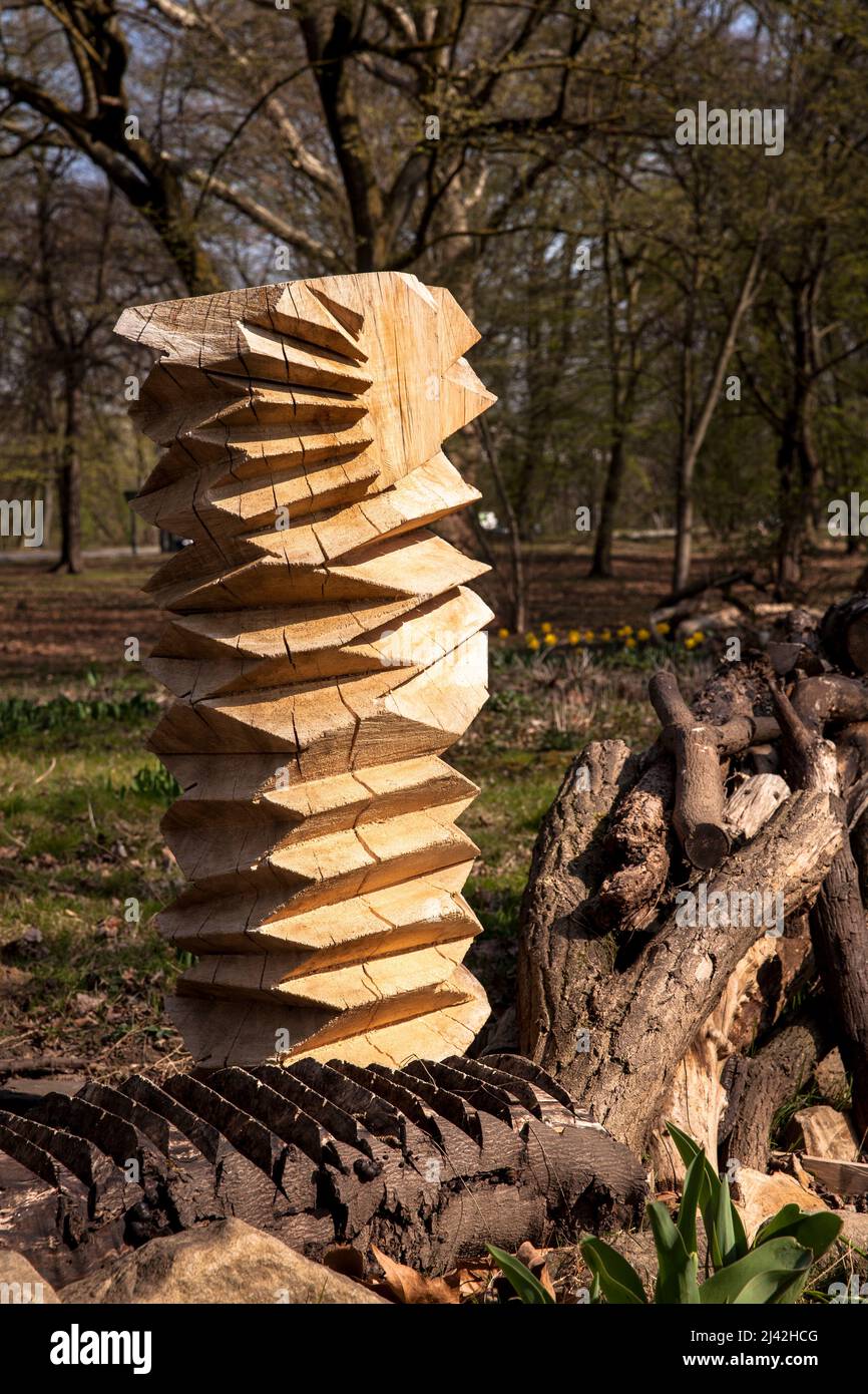 a wooden sculpture stands in the park Innerer Gruenguertel at the street Innere Kanalstrasse in the district Neustadt-Nord, Cologne, Germany.  eine ho Stock Photo