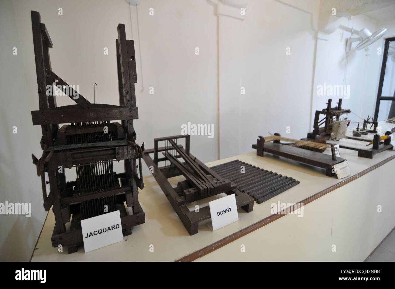 New Delhi, India. 11th Apr, 2022. Workers manufacture Chanderi Silk and ...