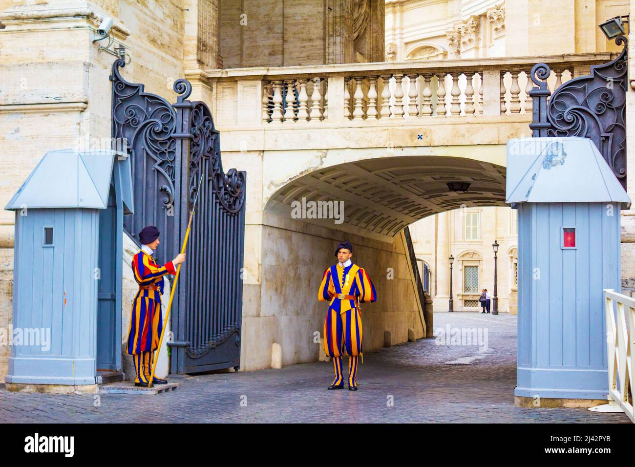 Guardia Svizzera Arco delle CampaneSecurity guard service at Piazza