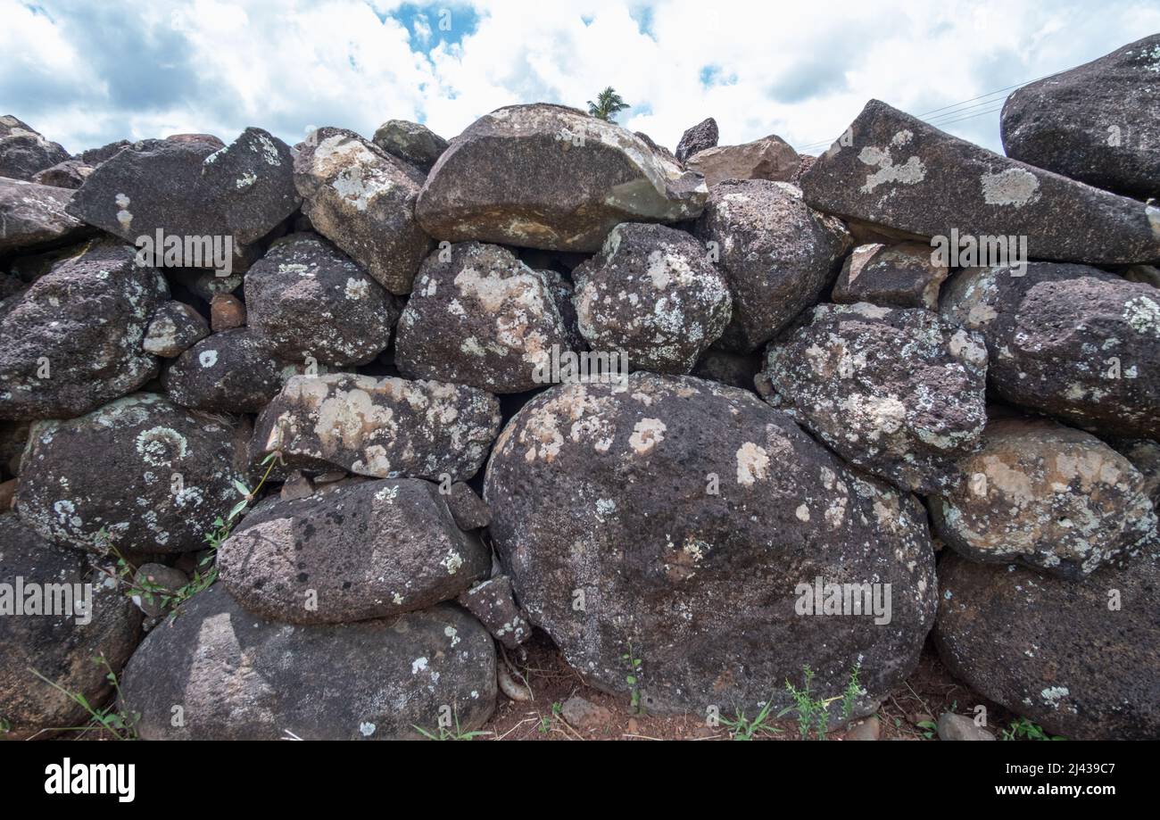 Stone wall rounded stones hi-res stock photography and images - Alamy