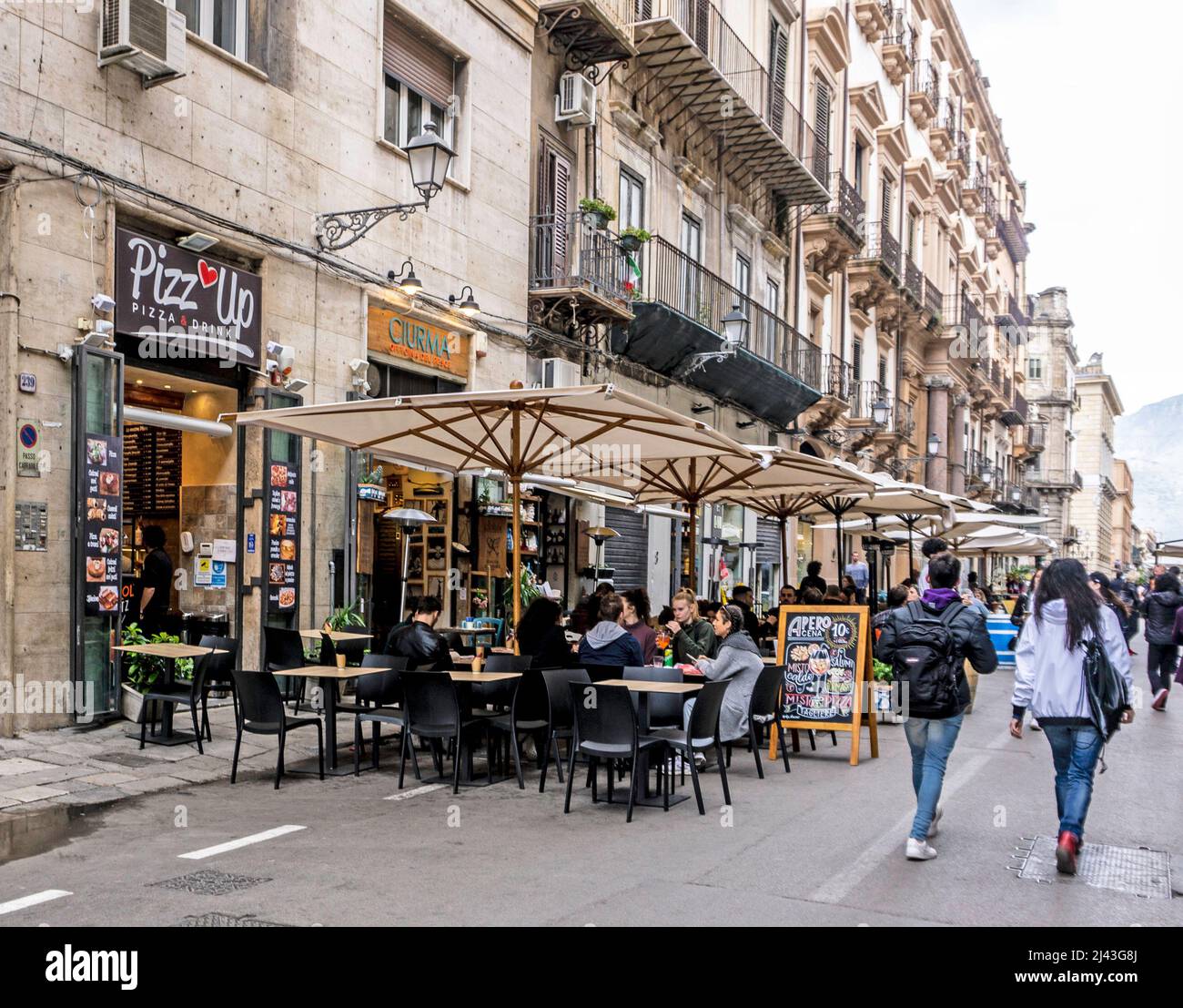 Outdoor dining along Via Maqueda, Palermo, Sicily, Italy. A pedestrianised street and a very popular street for outdoor dining and  shopping. Stock Photo