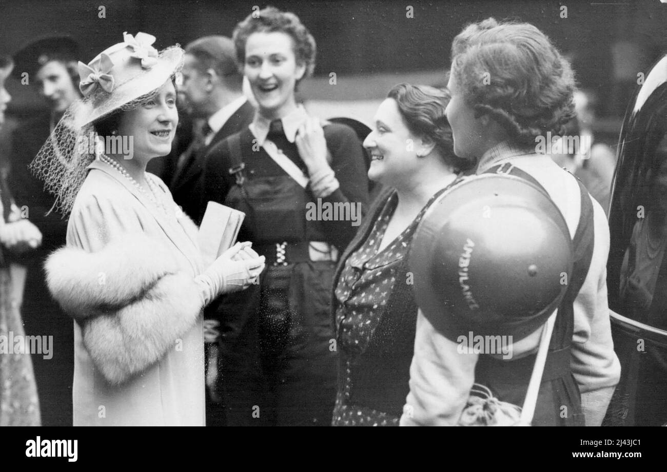 The Queen Visits London Ambulance Workers Today - The Queen chatting to personnel of the ambulance stations during tour this afternoon, Sept. 13. The Queen this afternoon, Sept. 13, visited garages of the London ambulance service in London and talked with volunteer ambulance drivers. October 09, 1939. (Photo by Associated Press Photo). Stock Photo