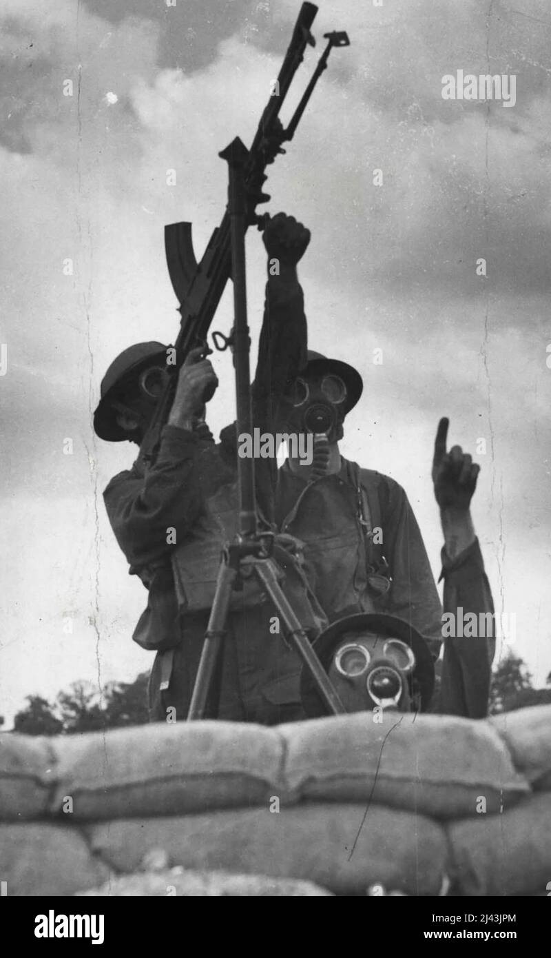 An anti-aircraft crew equipped with gas masks waits at to post. October 2, 1939. (Photo by London News Agency Photos Ltd.). Stock Photo