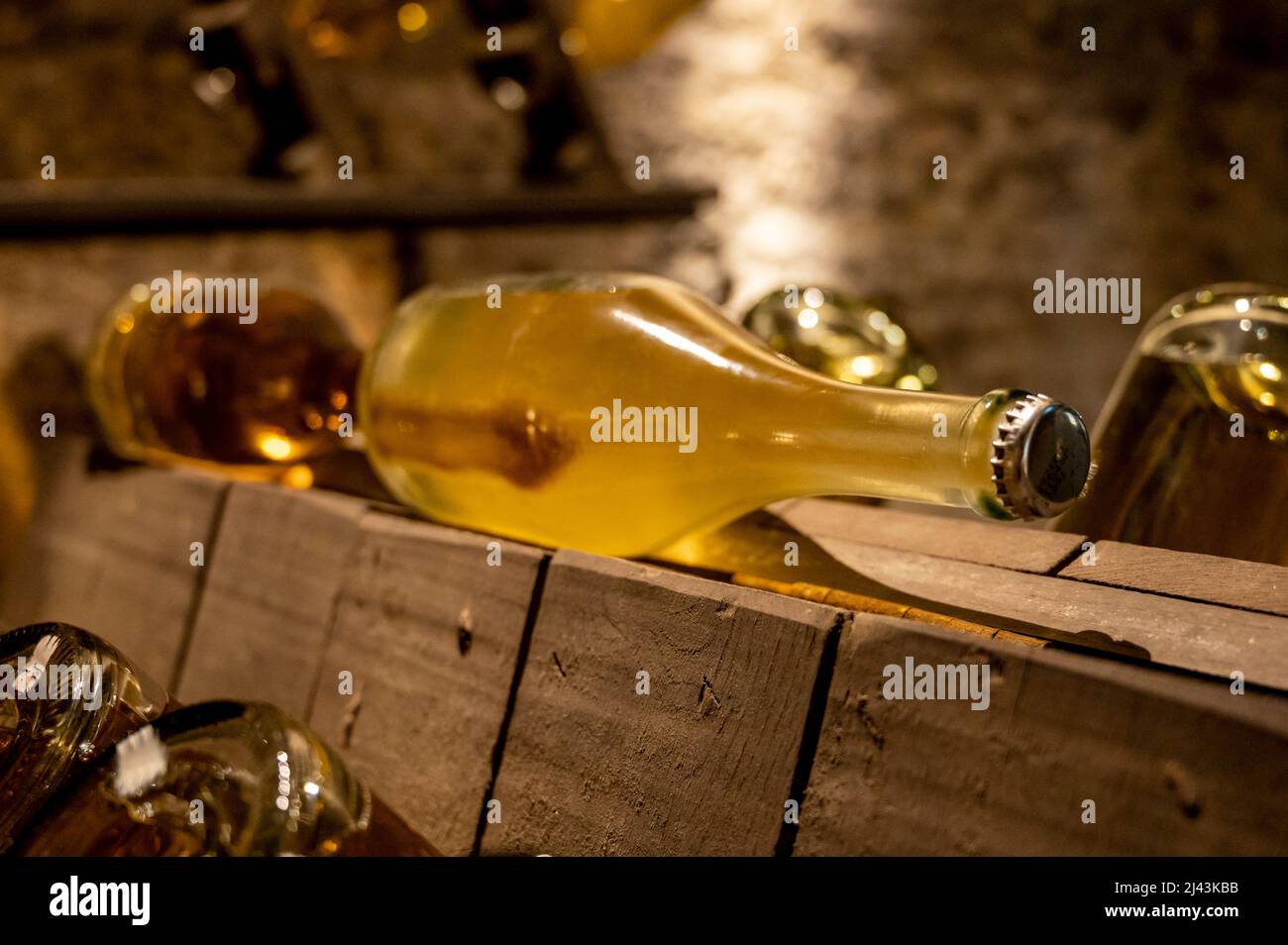 Sparkling white and rose wine production by traditional methods in