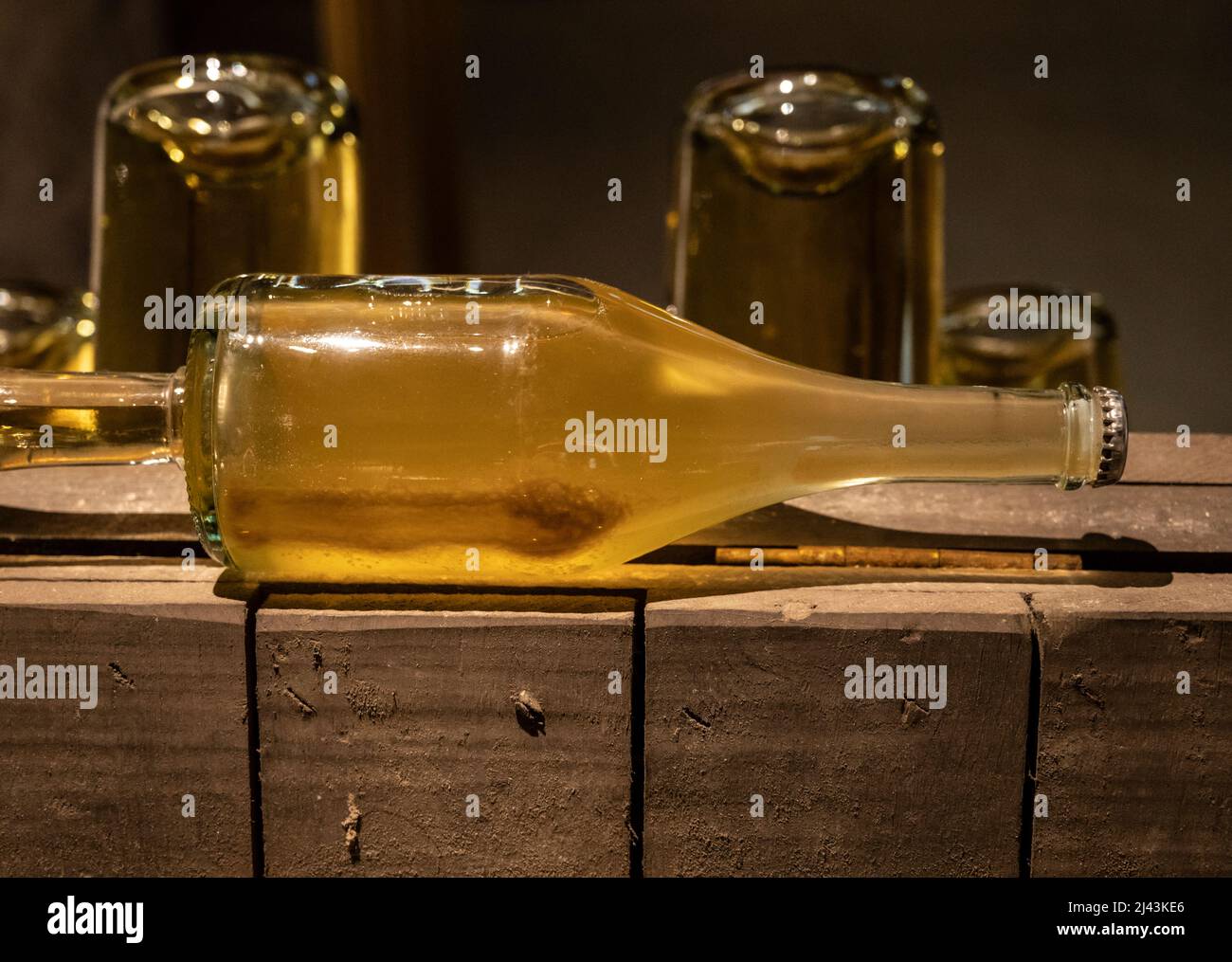 Sparkling white and rose wine production by traditional methods in