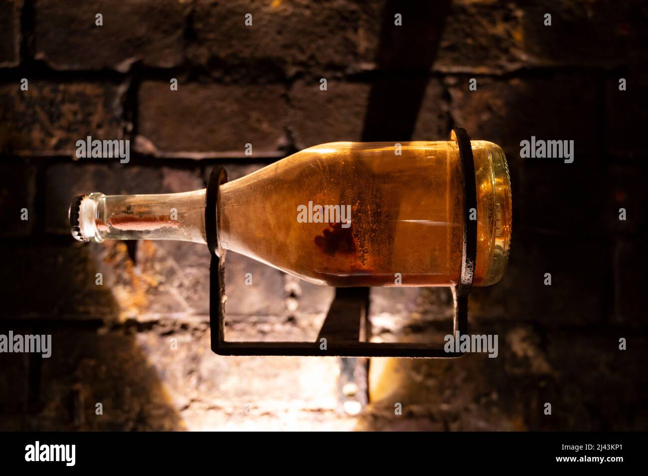 Sparkling white and rose wine production by traditional methods in