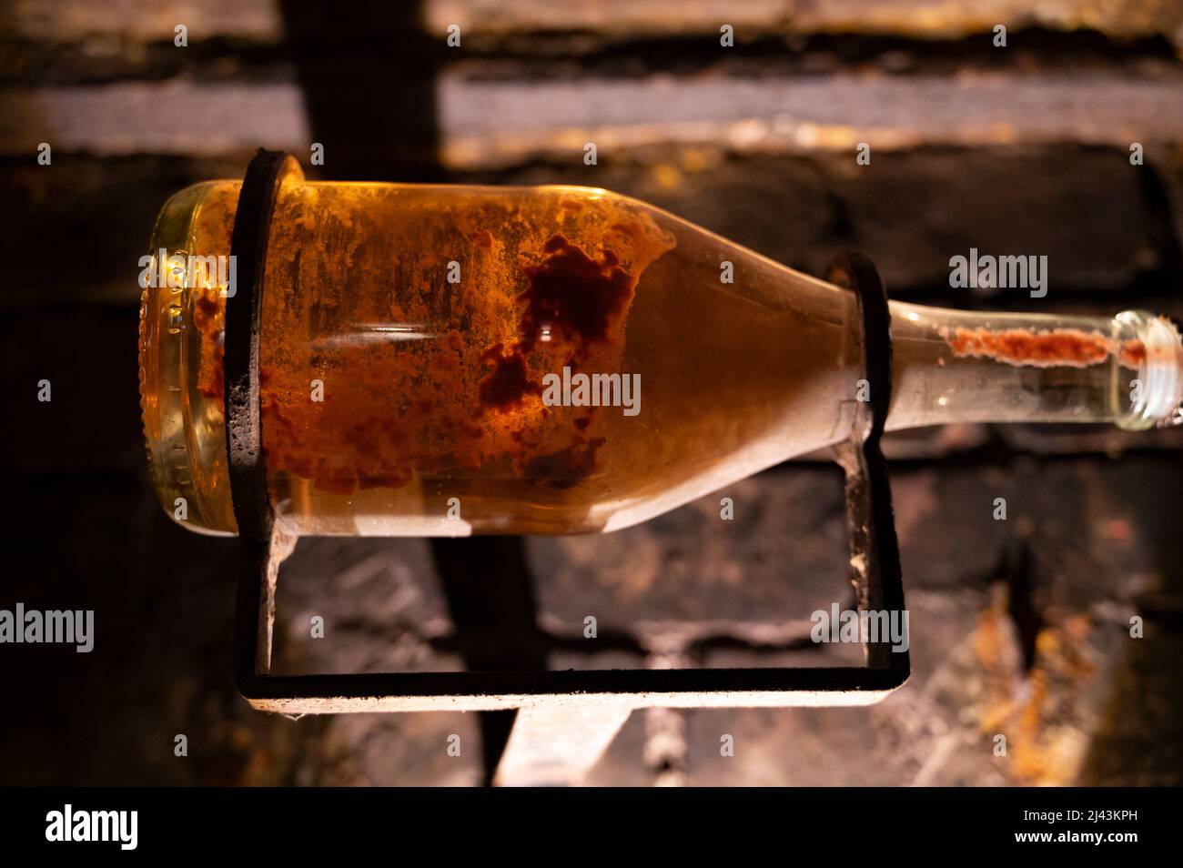 Sparkling white and rose wine production by traditional methods in