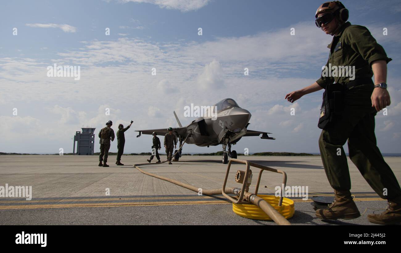U.S. Marines with Marine Fighter Attack Squadron 121 (VMFA-121) refuel an F-35B Lightning II aircraft during field carrier landing practices (FCLP) at Ie Shima Island, Okinawa, Japan, April 7, 2022. The FCLP trains the F-35B pilots for proficiency and mission readiness when deployed aboard aircraft carriers. (U.S. Marine Corps photo by Lance Cpl. Kyle Chan) Stock Photo