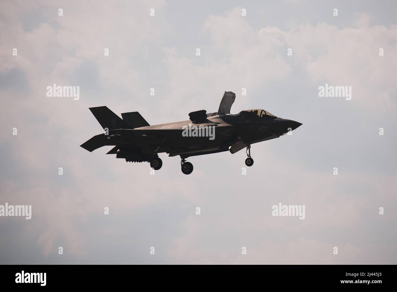 A U.S. Marine Corps F-35B Lightning II aircraft assigned to Marine Fighter Attack Squadron 121 (VMFA-121) conducts touch and go landings during field carrier landing practices (FCLP) at Ie Shima Island, Okinawa, Japan, April 7, 2022. The FCLP trains the F-35B pilots for proficiency and mission readiness when deployed aboard aircraft carriers. (U.S. Marine Corps photo by Lance Cpl. Kyle Chan) Stock Photo