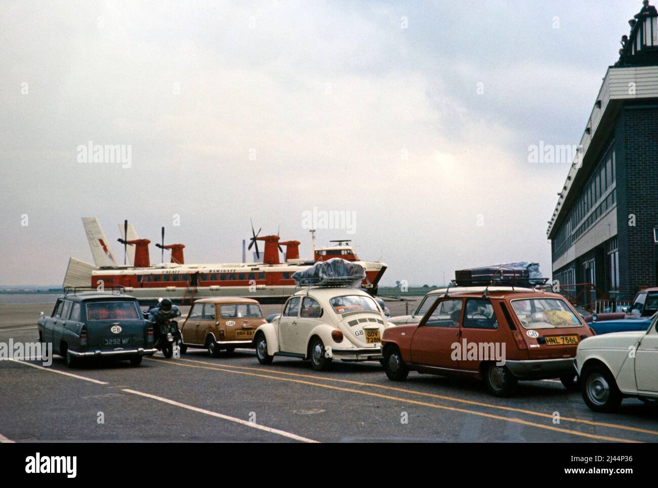 Cars waiting in line at quayside for a Hoverlloyd cross-Channel hovercraft, Ramsgate, Kent, England, UK 1977 Stock Photo