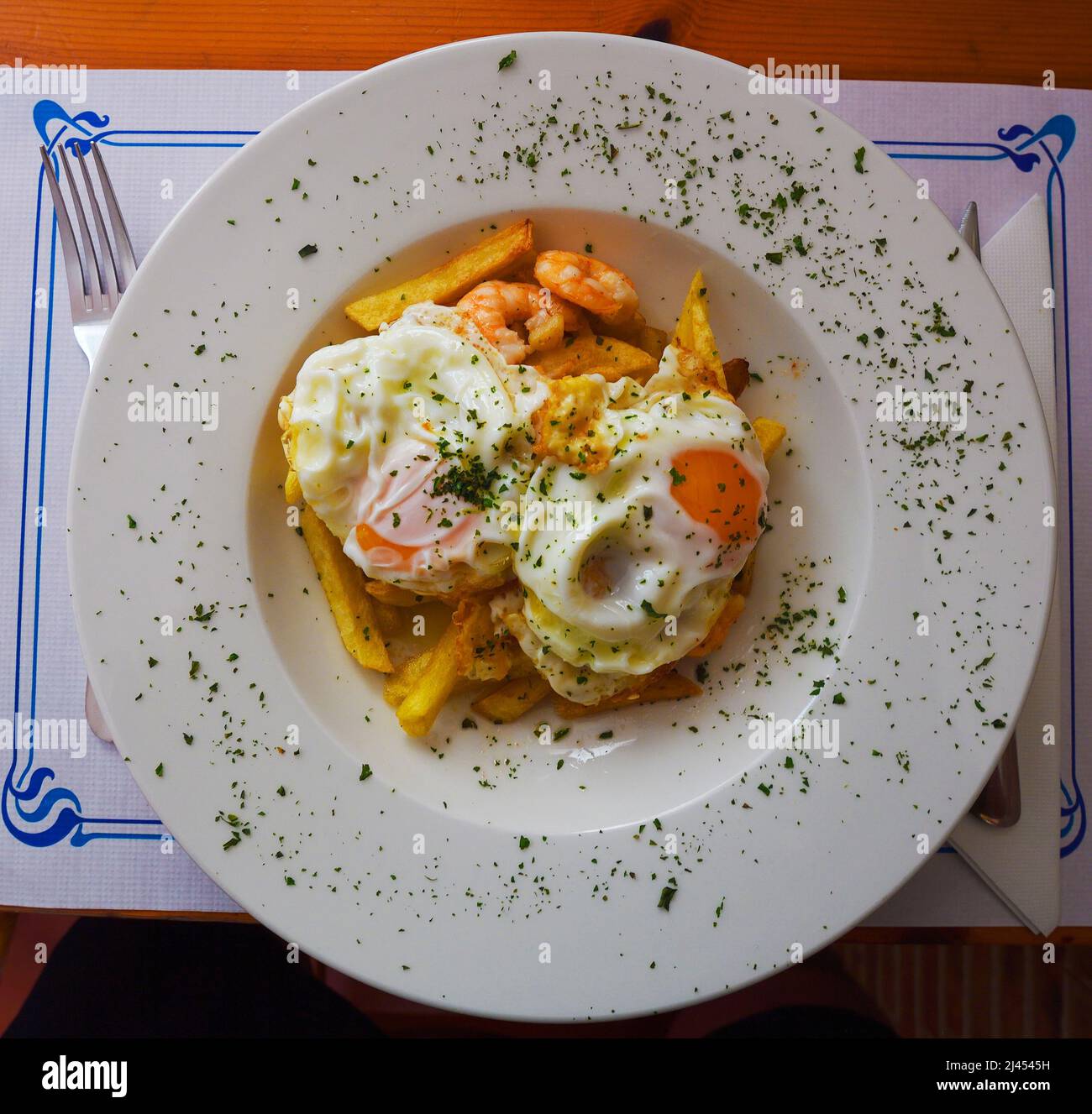 Spiegeleier mit Kartoffeln und Garnelen in Knoblauch, kanarische Spezialität, Lanzarote, Kanarische Inseln, Spanien Stock Photo